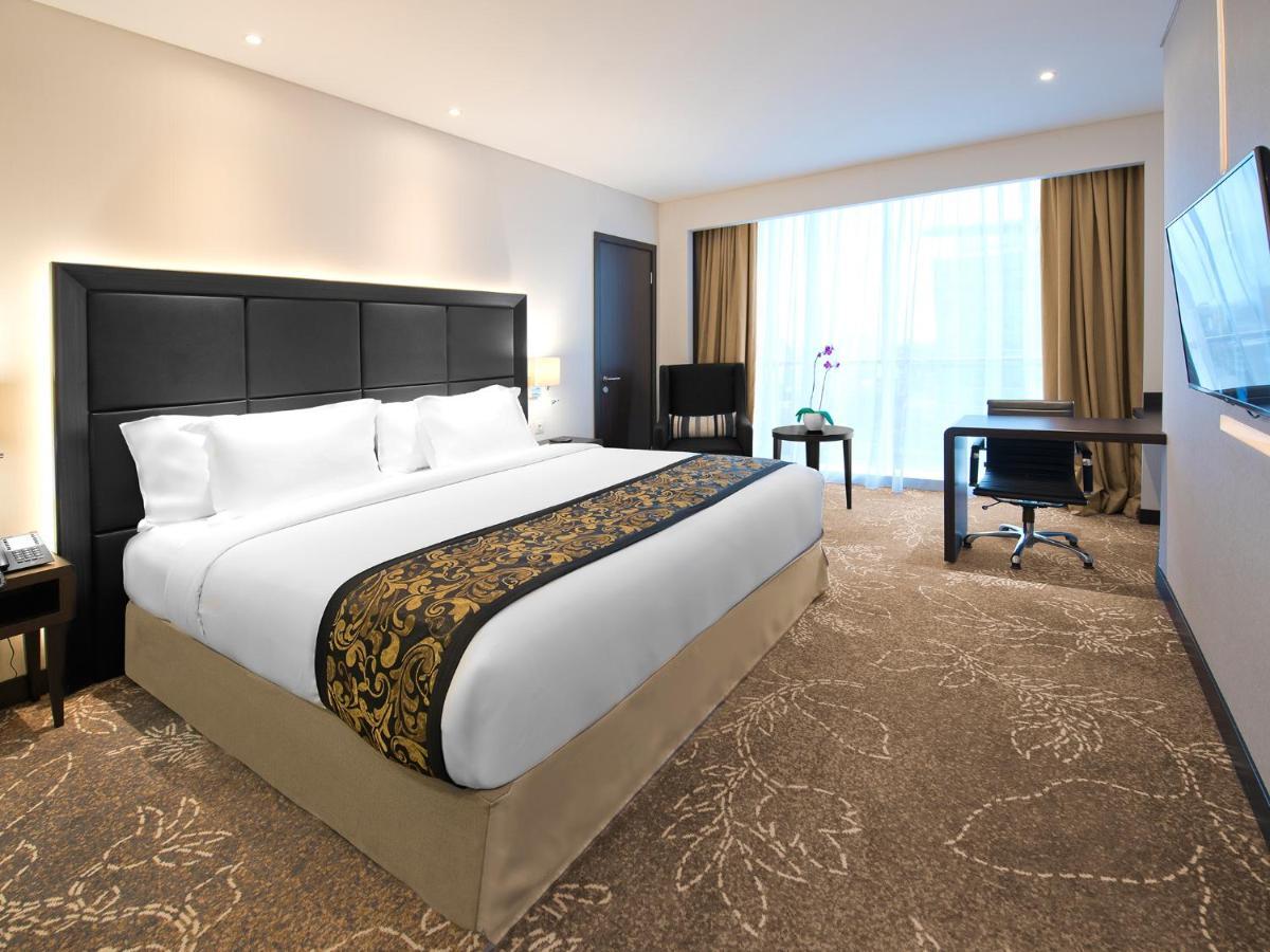 Melia Makassar Hotel Exterior photo