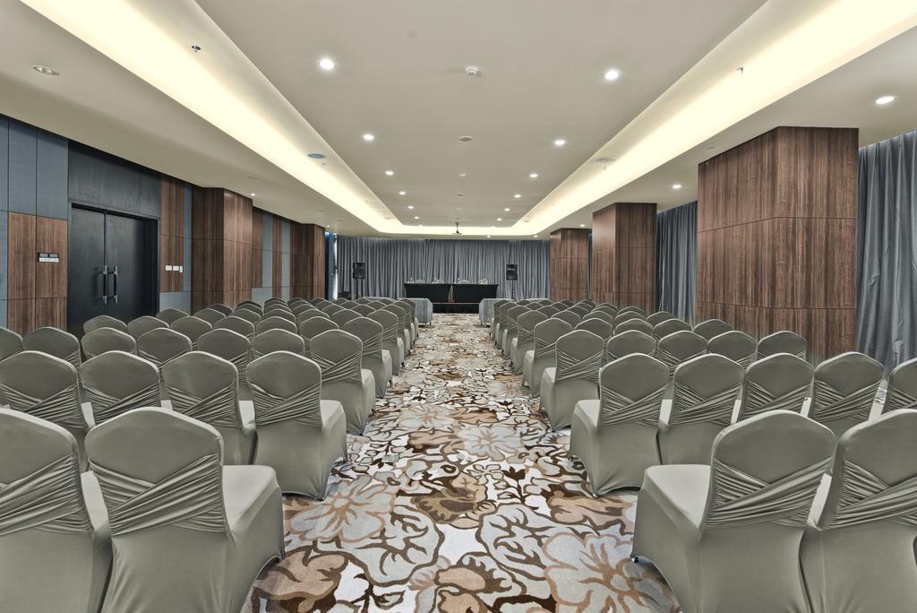Melia Makassar Hotel Exterior photo