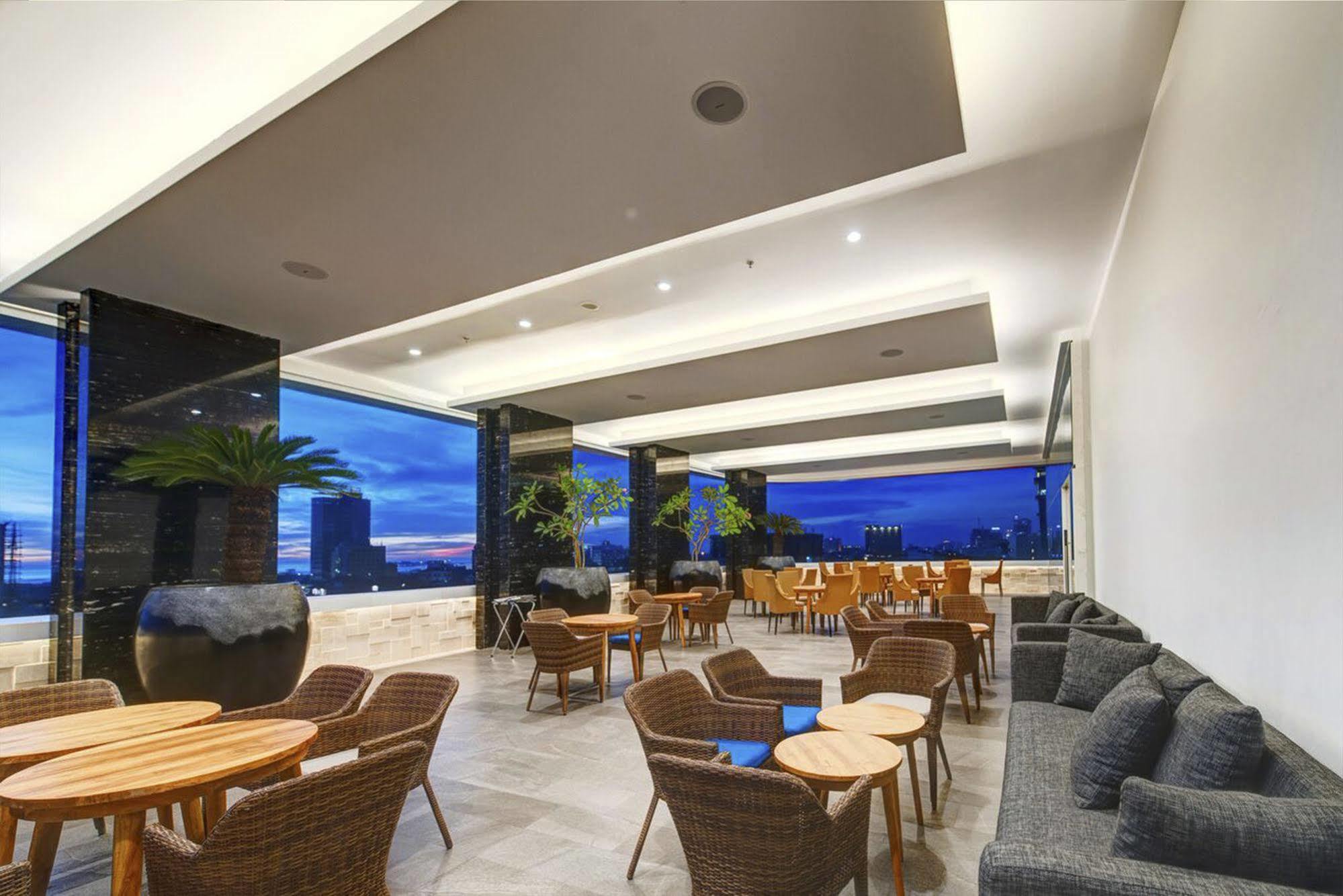 Melia Makassar Hotel Exterior photo