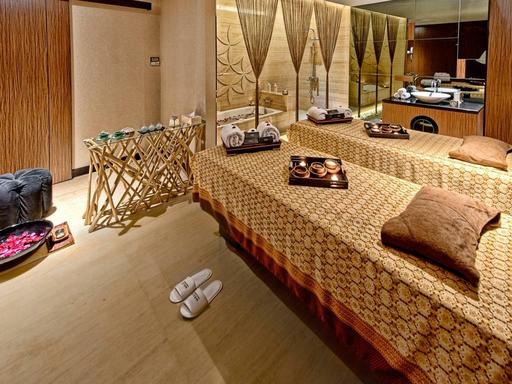 Melia Makassar Hotel Exterior photo